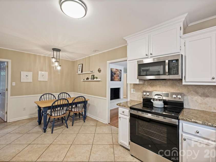 9301 Hinson Drive, Matthews, NC 28105.  MLS# CAR4405701, YatesRealty ID 40553. Kitchen