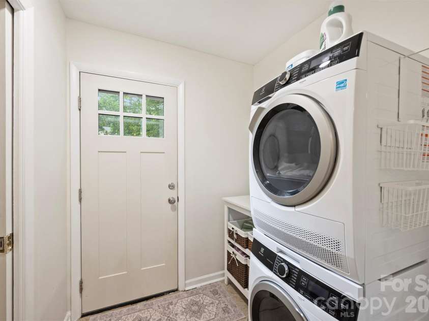 9301 Hinson Drive, Matthews, NC 28105.  MLS# CAR4405701, YatesRealty ID 40553. Laundry/mud room
