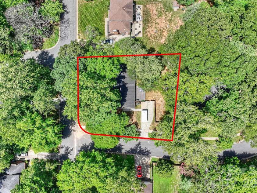 9301 Hinson Drive, Matthews, NC 28105.  MLS# CAR4405701, YatesRealty ID 40553. Lot lines