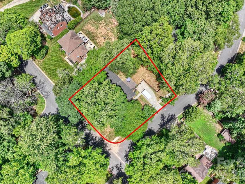 9301 Hinson Drive, Matthews, NC 28105.  MLS# CAR4405701, YatesRealty ID 40553. Lot lines