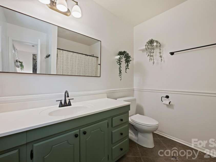 9301 Hinson Drive, Matthews, NC 28105.  MLS# CAR4405701, YatesRealty ID 40553. Primary bath