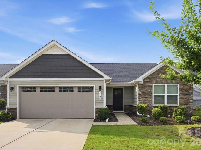 4104 Mackinnon Drive, Charlotte, NC 28214.  MLS# CAR4408194, YatesRealty ID 40559. 