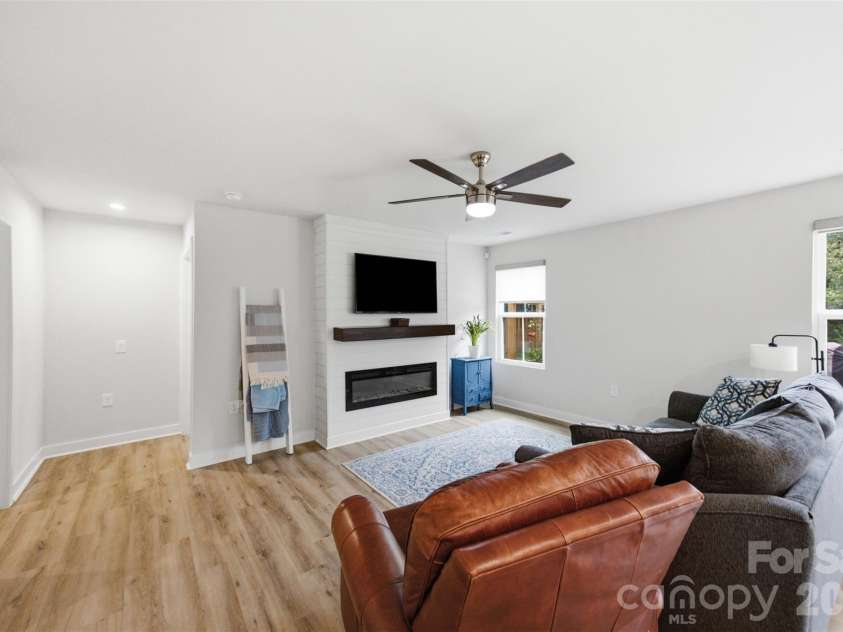 4104 Mackinnon Drive, Charlotte, NC 28214.  MLS# CAR4408194, YatesRealty ID 40559. 