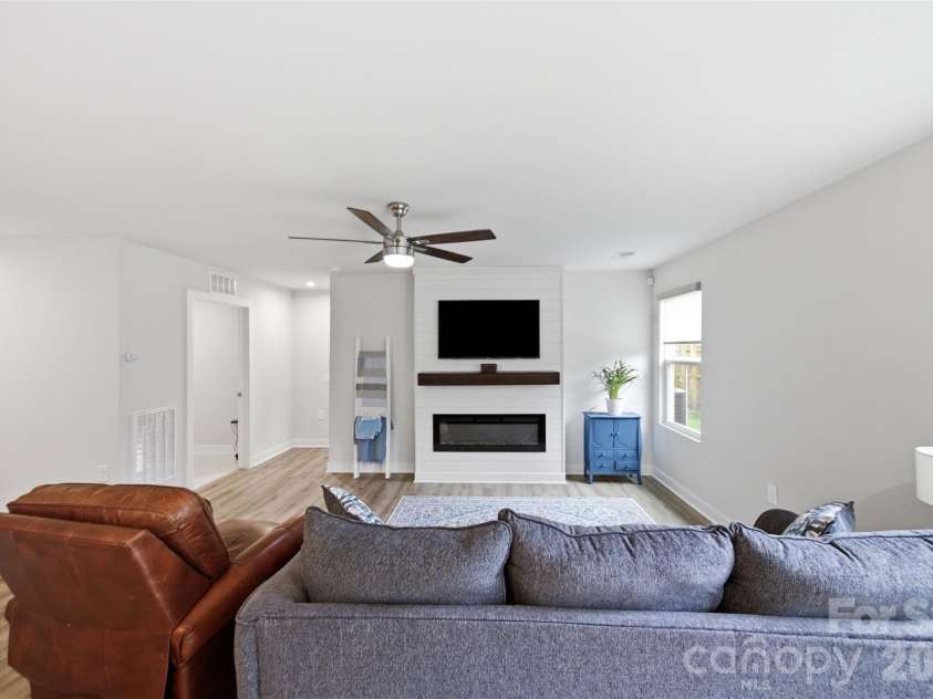 4104 Mackinnon Drive, Charlotte, NC 28214.  MLS# CAR4408194, YatesRealty ID 40559. 