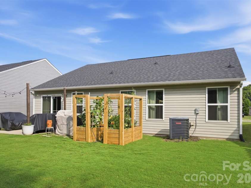 4104 Mackinnon Drive, Charlotte, NC 28214.  MLS# CAR4408194, YatesRealty ID 40559. 