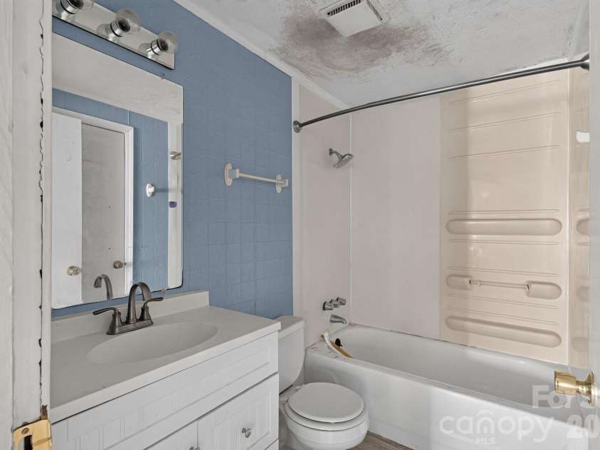 607 Texas Trail, Dallas, NC 28034.  MLS# CAR4409810, YatesRealty ID 40564. 
