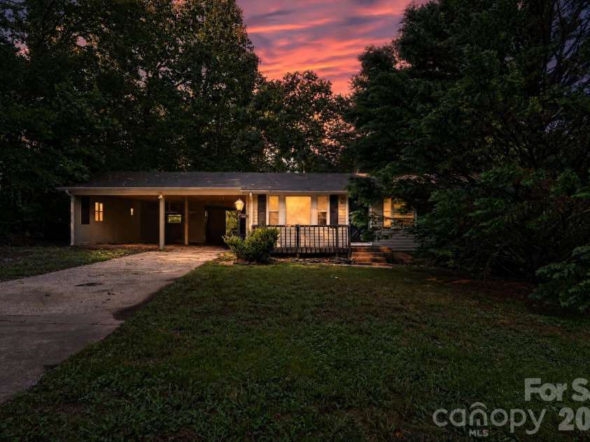 607 Texas Trail, Dallas, NC 28034.  MLS# CAR4409810, YatesRealty ID 40564. 