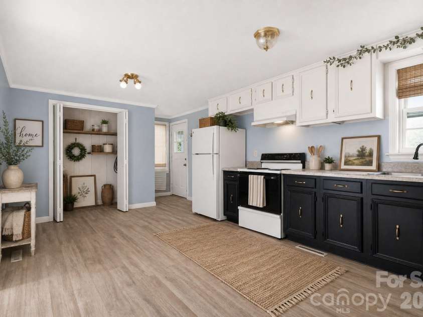 607 Texas Trail, Dallas, NC 28034.  MLS# CAR4409810, YatesRealty ID 40564. 