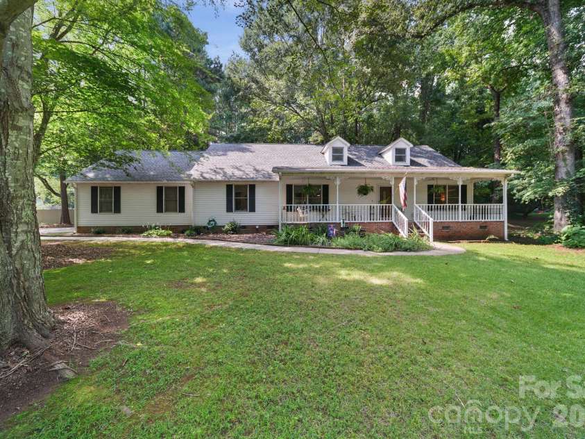 832 Old Cedar Circle, York, SC 29745.  MLS# CAR4407184, YatesRealty ID 40566. 
