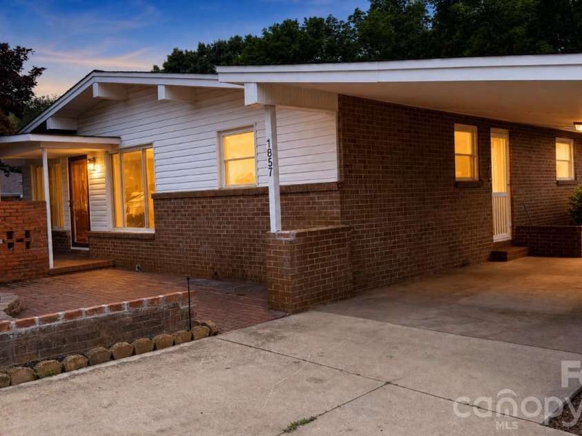 1857 8th Street Drive, Hickory, NC 28601.  MLS# CAR4409790, YatesRealty ID 40571. 