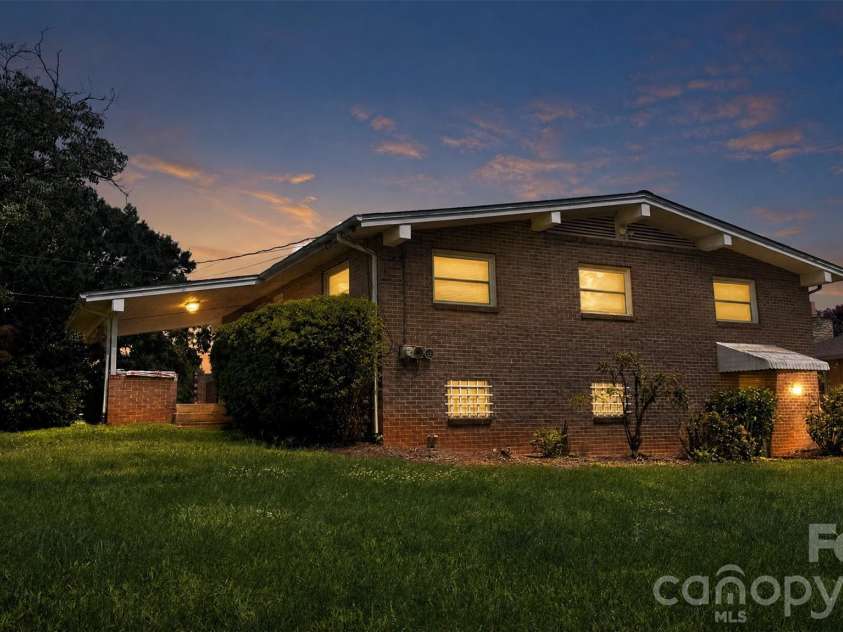 1857 8th Street Drive, Hickory, NC 28601.  MLS# CAR4409790, YatesRealty ID 40571. 
