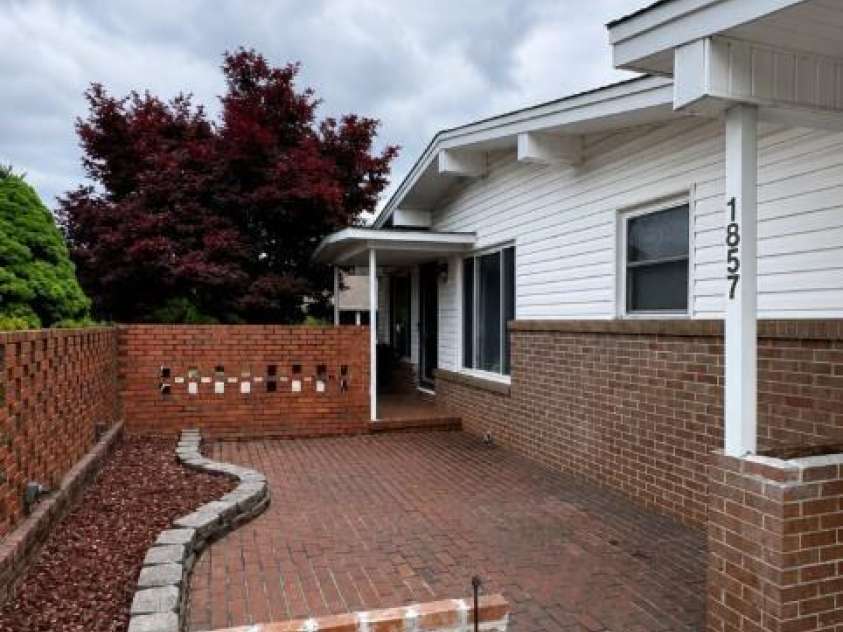 1857 8th Street Drive, Hickory, NC 28601.  MLS# CAR4409790, YatesRealty ID 40571. 