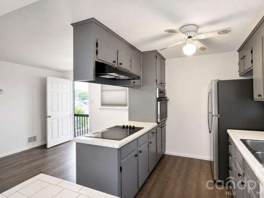 1857 8th Street Drive, Hickory, NC 28601.  MLS# CAR4409790, YatesRealty ID 40571. 