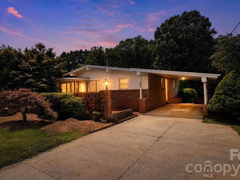 1857 8th Street Drive, Hickory, NC 28601.  MLS# CAR4409790, YatesRealty ID 40571. 