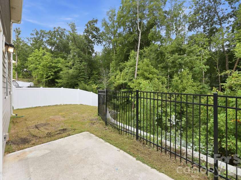 4816 Raspberry Knoll Drive, Charlotte, NC 28208.  MLS# CAR4405142, YatesRealty ID 40572. 