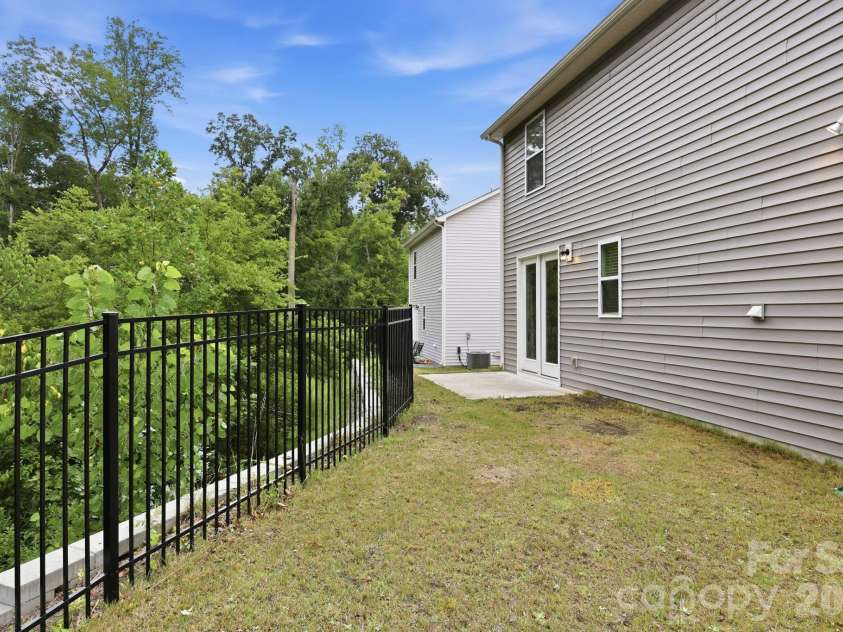 4816 Raspberry Knoll Drive, Charlotte, NC 28208.  MLS# CAR4405142, YatesRealty ID 40572. 