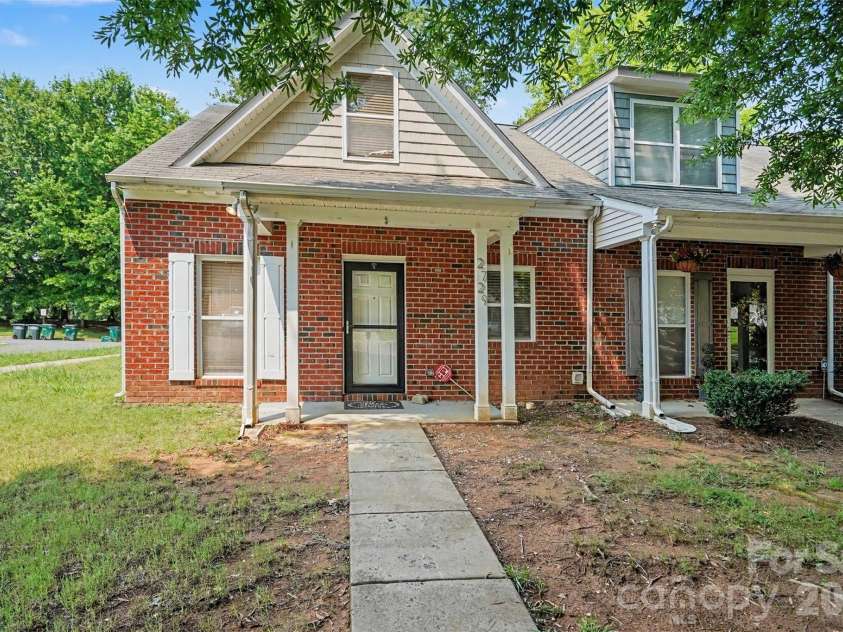 2729 Meadow Knoll Drive, Charlotte, NC 28269.  MLS# CAR4408544, YatesRealty ID 40573. 
