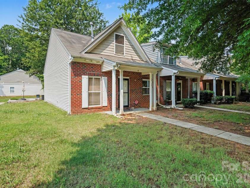 2729 Meadow Knoll Drive, Charlotte, NC 28269.  MLS# CAR4408544, YatesRealty ID 40573. 