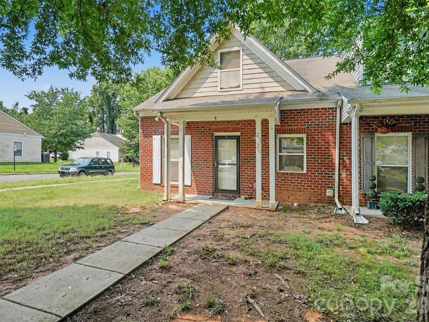 2729 Meadow Knoll Drive, Charlotte, NC 28269.  MLS# CAR4408544, YatesRealty ID 40573. 