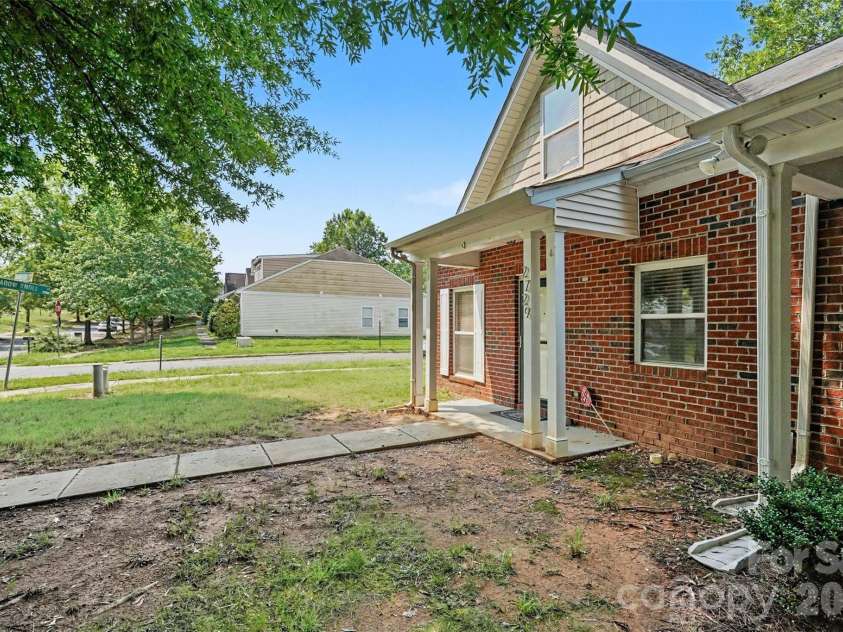 2729 Meadow Knoll Drive, Charlotte, NC 28269.  MLS# CAR4408544, YatesRealty ID 40573. 