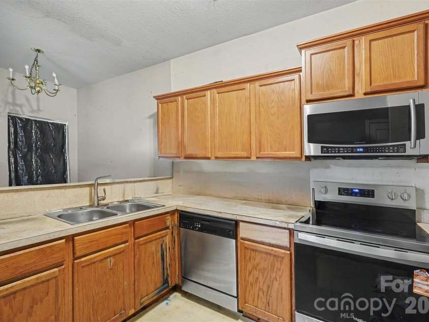 2729 Meadow Knoll Drive, Charlotte, NC 28269.  MLS# CAR4408544, YatesRealty ID 40573. 