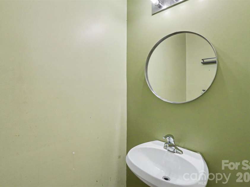 2729 Meadow Knoll Drive, Charlotte, NC 28269.  MLS# CAR4408544, YatesRealty ID 40573. 