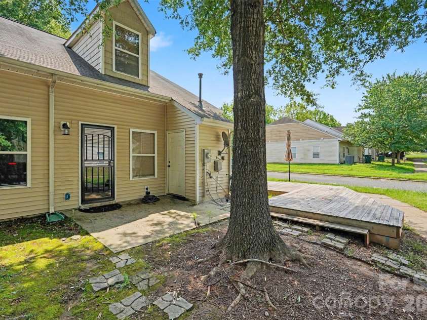2729 Meadow Knoll Drive, Charlotte, NC 28269.  MLS# CAR4408544, YatesRealty ID 40573. 