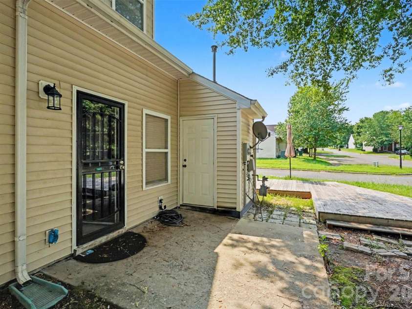 2729 Meadow Knoll Drive, Charlotte, NC 28269.  MLS# CAR4408544, YatesRealty ID 40573. 