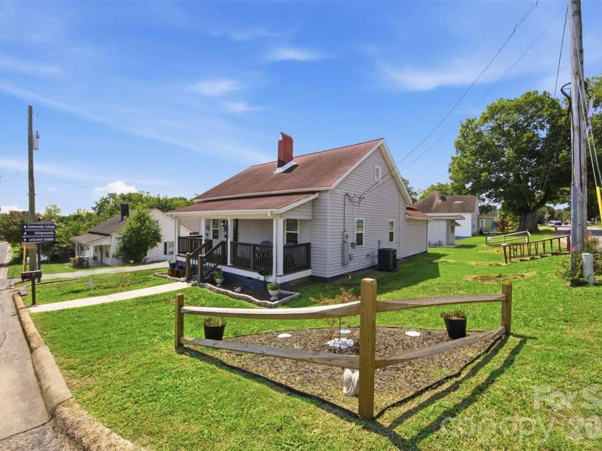 112 Pine Street, Shelby, NC 28152.  MLS# CAR4409314, YatesRealty ID 40577. 