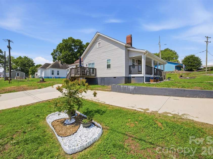 112 Pine Street, Shelby, NC 28152.  MLS# CAR4409314, YatesRealty ID 40577. 