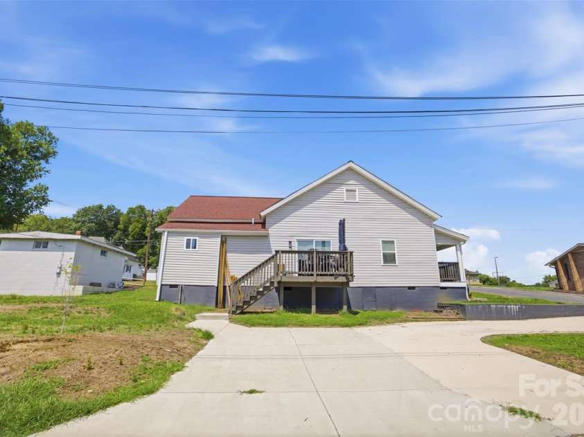 112 Pine Street, Shelby, NC 28152.  MLS# CAR4409314, YatesRealty ID 40577. 