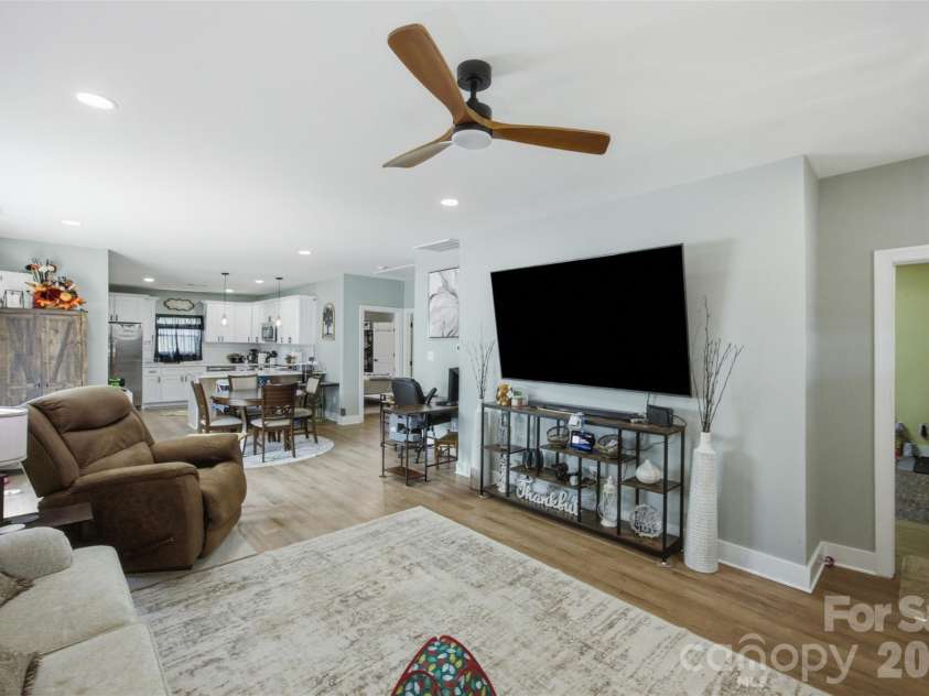 112 Pine Street, Shelby, NC 28152.  MLS# CAR4409314, YatesRealty ID 40577. 