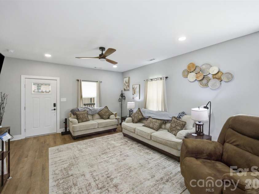 112 Pine Street, Shelby, NC 28152.  MLS# CAR4409314, YatesRealty ID 40577. 
