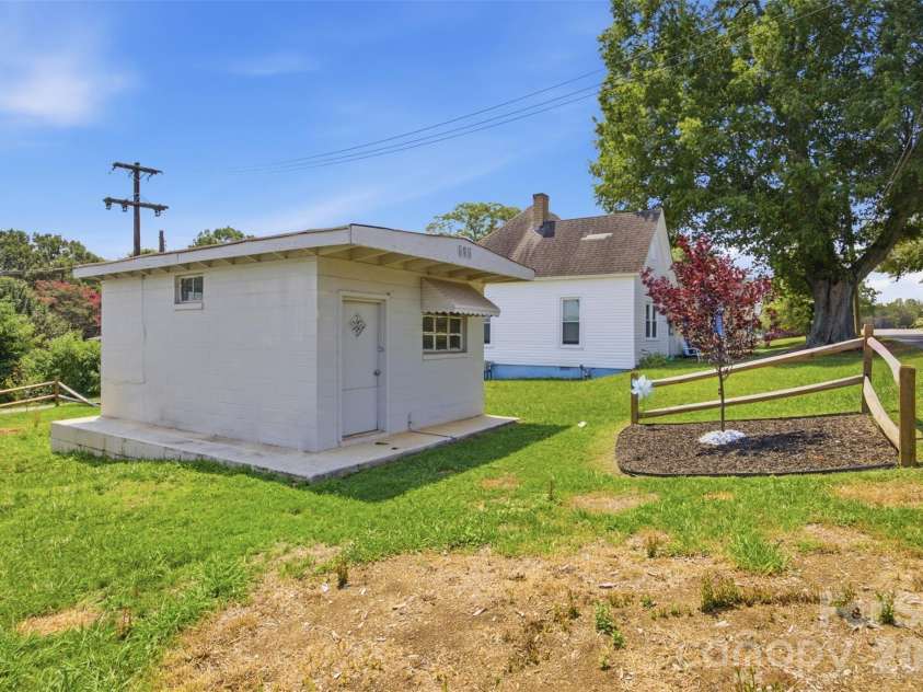 112 Pine Street, Shelby, NC 28152.  MLS# CAR4409314, YatesRealty ID 40577. 