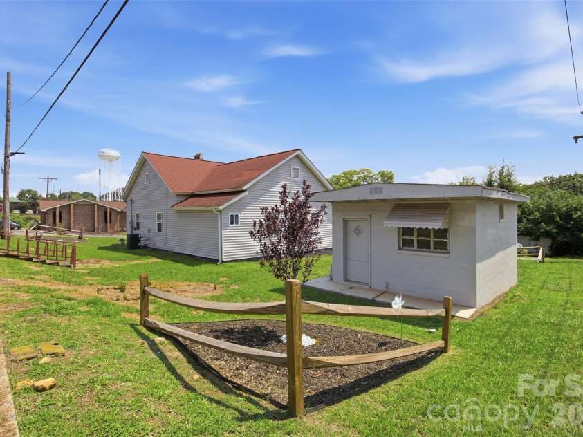 112 Pine Street, Shelby, NC 28152.  MLS# CAR4409314, YatesRealty ID 40577. 