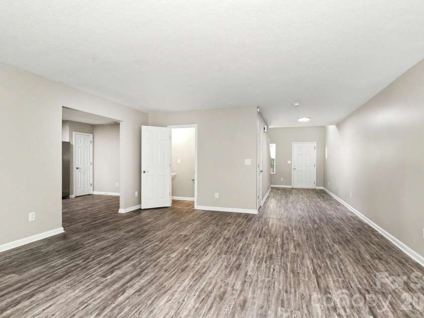 3219 Decapolis Drive, Charlotte, NC 28215.  MLS# CAR4409794, YatesRealty ID 40578. 