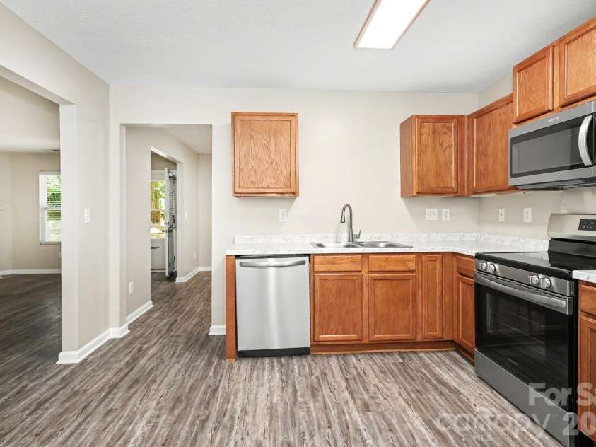 3219 Decapolis Drive, Charlotte, NC 28215.  MLS# CAR4409794, YatesRealty ID 40578. 