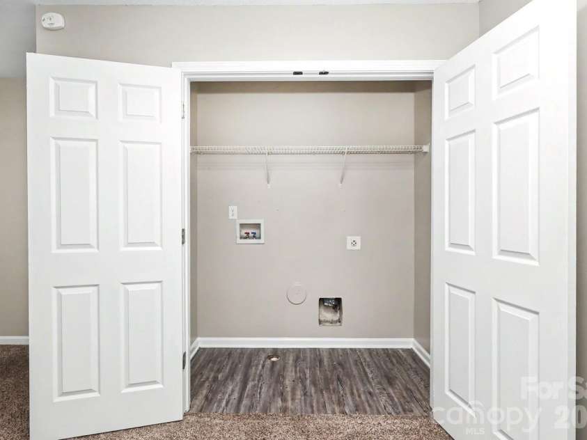3219 Decapolis Drive, Charlotte, NC 28215.  MLS# CAR4409794, YatesRealty ID 40578. 