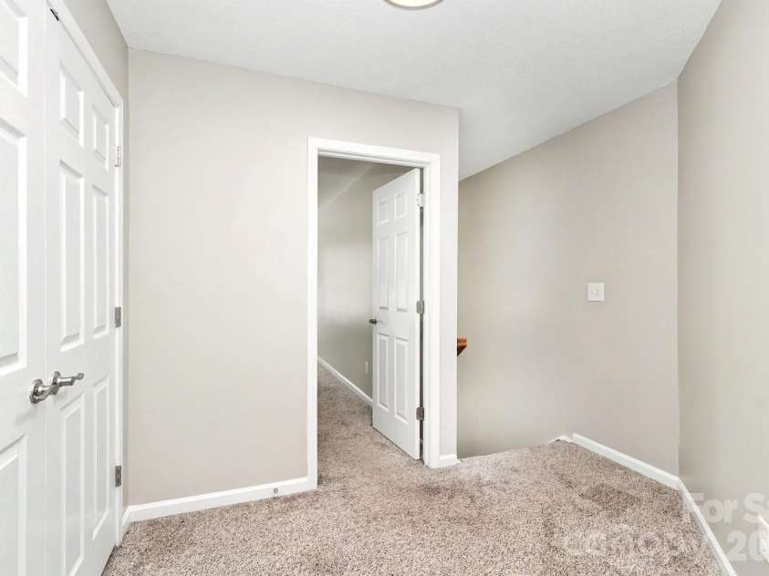 3219 Decapolis Drive, Charlotte, NC 28215.  MLS# CAR4409794, YatesRealty ID 40578. 