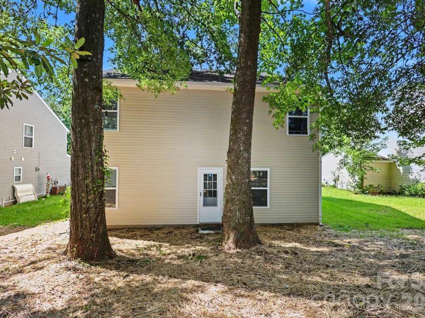 3219 Decapolis Drive, Charlotte, NC 28215.  MLS# CAR4409794, YatesRealty ID 40578. 