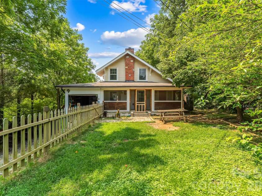 40 Sycamore Circle, Hendersonville, NC 28791.  MLS# CAR4409453, YatesRealty ID 40579. 