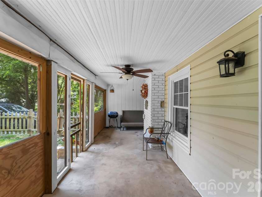 40 Sycamore Circle, Hendersonville, NC 28791.  MLS# CAR4409453, YatesRealty ID 40579. 