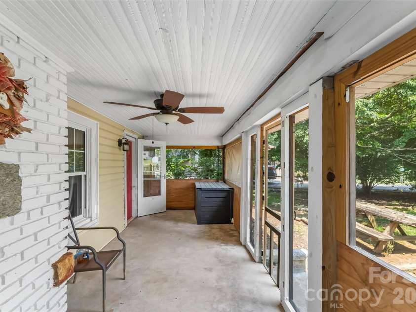40 Sycamore Circle, Hendersonville, NC 28791.  MLS# CAR4409453, YatesRealty ID 40579. 