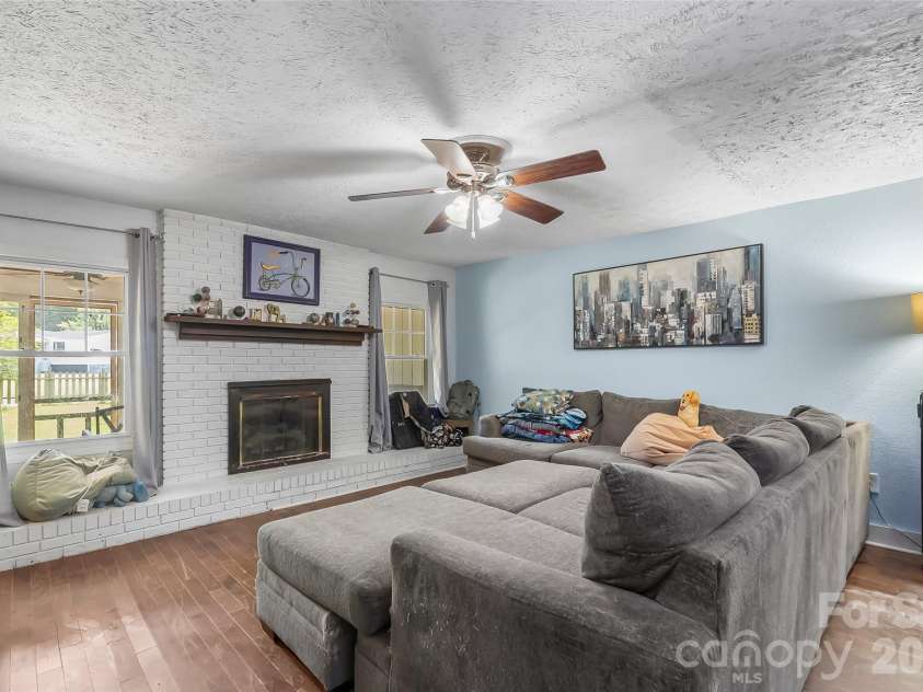 40 Sycamore Circle, Hendersonville, NC 28791.  MLS# CAR4409453, YatesRealty ID 40579. 