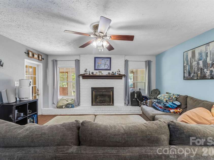 40 Sycamore Circle, Hendersonville, NC 28791.  MLS# CAR4409453, YatesRealty ID 40579. 