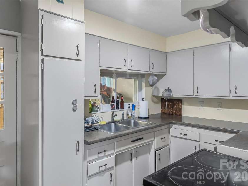 40 Sycamore Circle, Hendersonville, NC 28791.  MLS# CAR4409453, YatesRealty ID 40579. 