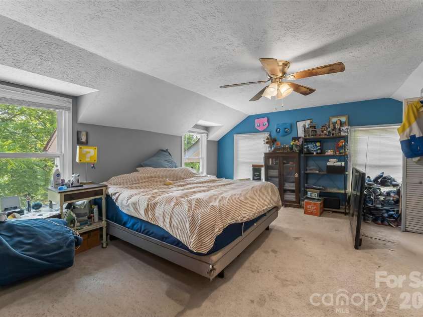 40 Sycamore Circle, Hendersonville, NC 28791.  MLS# CAR4409453, YatesRealty ID 40579. 