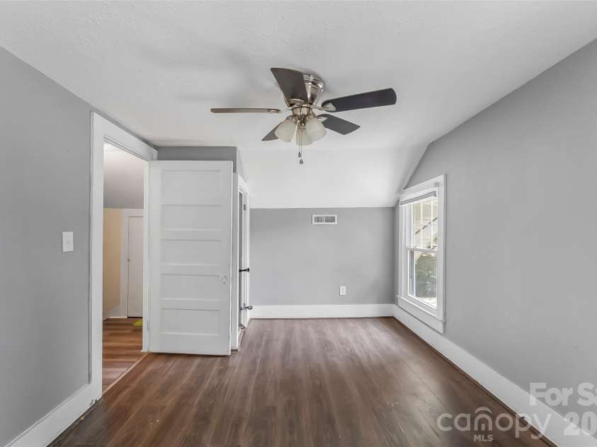 40 Sycamore Circle, Hendersonville, NC 28791.  MLS# CAR4409453, YatesRealty ID 40579. 