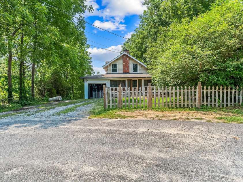 40 Sycamore Circle, Hendersonville, NC 28791.  MLS# CAR4409453, YatesRealty ID 40579. 