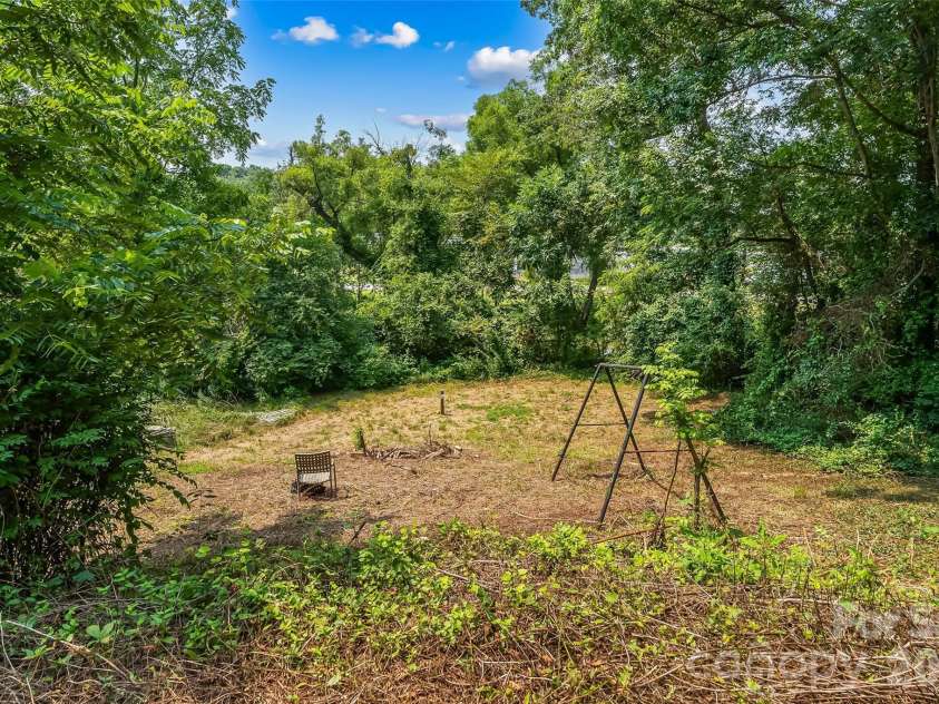 40 Sycamore Circle, Hendersonville, NC 28791.  MLS# CAR4409453, YatesRealty ID 40579. 